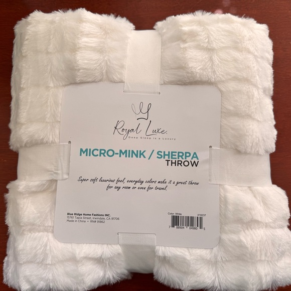 Royal Luxe White Micro-Mink Sherpa Throw💫 - Picture 2 of 2